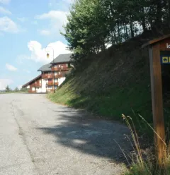 PARKING LE LONG DE LA ROUTE