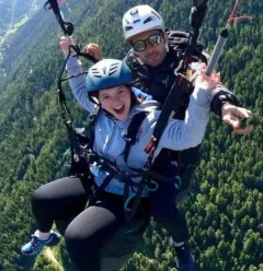 Parapente au dessus des montagnes