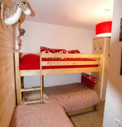 Chambre avec lits superposés et 1 lit simple
