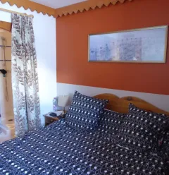 Chambre 1 avec salle d'eau lavabo et douche 
