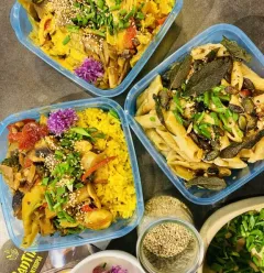 Penne au beurre de sauge, wok de légumes & riz au safran