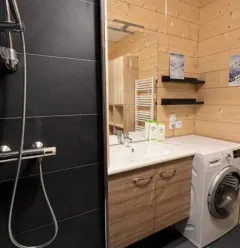 salle de bains avec douche à l'italienne