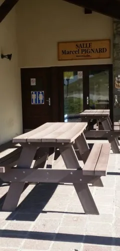 Table de pique-nique sous la Salle Marcel Pignard aux Coches