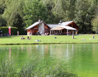 Le restaurant au bord du plan d'eau
