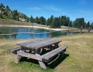 Table de pique nique au Lac des Pierres Blanches