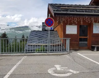 Place de parking handicapée devant le Point information des Coches