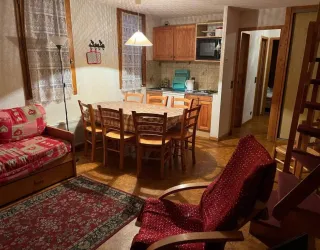 Séjour vue coin cuisine et salle à manger