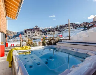 Jacuzzi et terrasse du chalet Les Cavagnes
