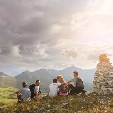 Gruppe von Freunden beim Wandern in La Plagne