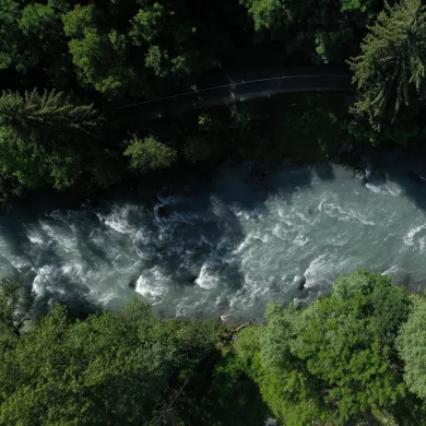 Grüner Weg am Ufer der Isère in La Plagne