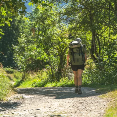 Randonneur sur le chemin de la promenade confort