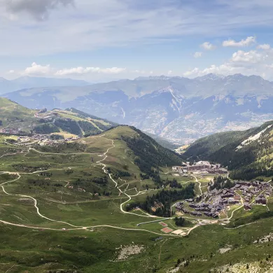 Panorama von La Plagne im Sommer