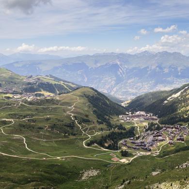 Panorama von La Plagne im Sommer