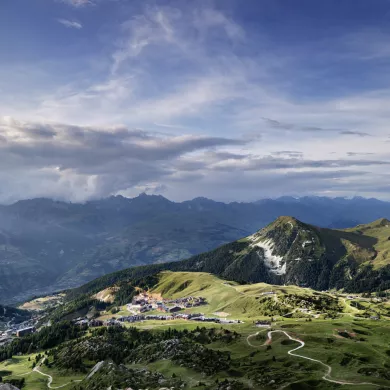 Panorama von La Plagne im Sommer
