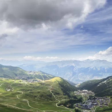 Panoramablick auf La Plagne im Sommer
