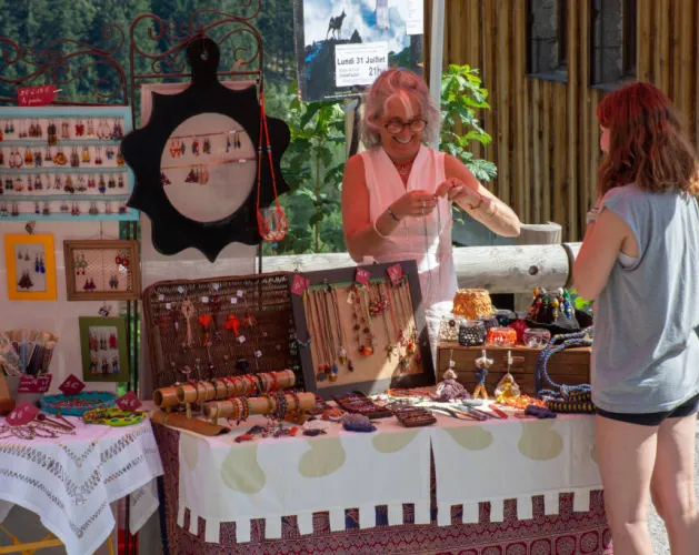 Marché artisanal, braderie des commerçants et vide greniers_Champagny-en-Vanoise