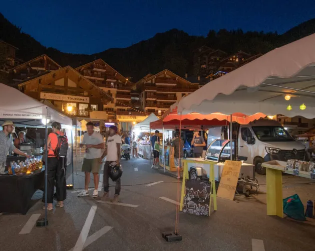 Marché Artisanal en nocturne_Champagny-en-Vanoise