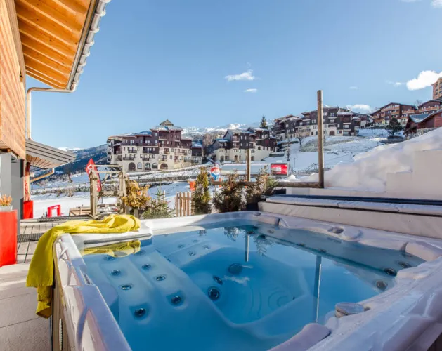 Jacuzzi et terrasse du chalet Les Cavagnes