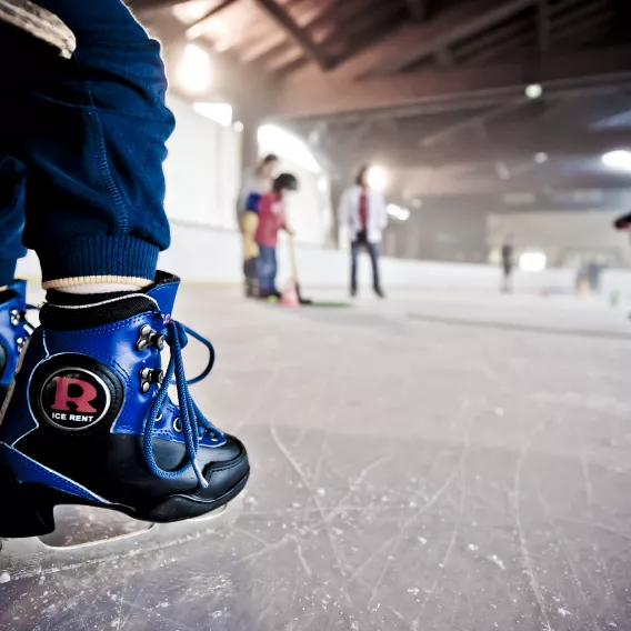 Wir genießen das Schlittschuhlaufen auf der Eisbahn!
