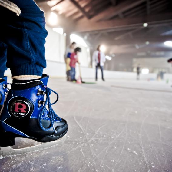 Wir genießen das Schlittschuhlaufen auf der Eisbahn!