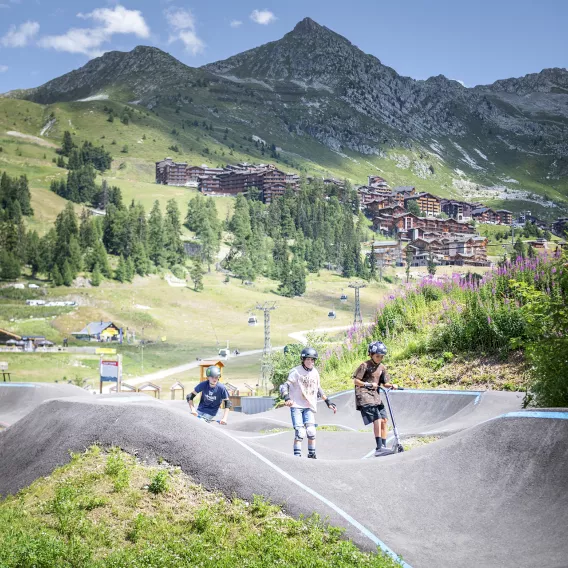 Kinder auf dem Pumptrack in La Plagne