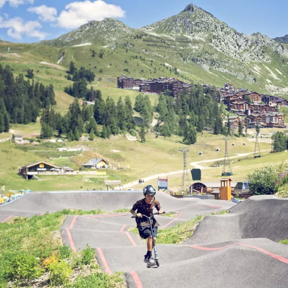 Trotinette auf dem Pumptrack in La Plagne