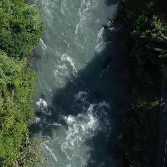Grüner Weg Fahrrad am Ufer der Isère in La Plagne