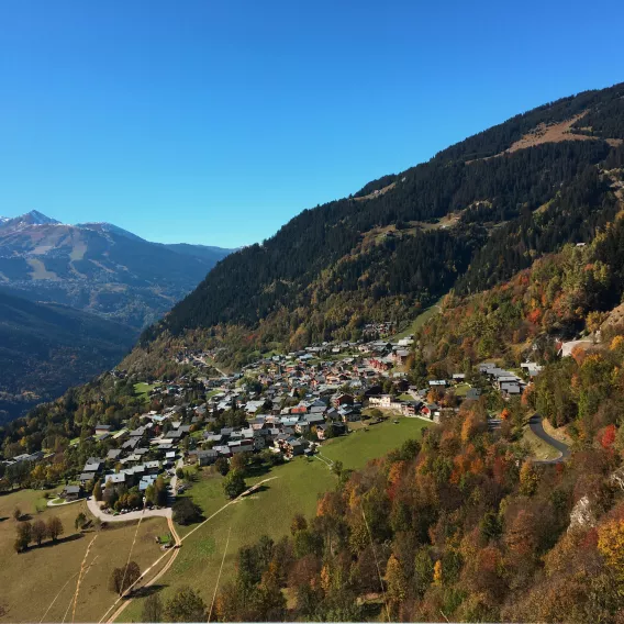 Blick auf Champagny en Vanoise im Herbst
