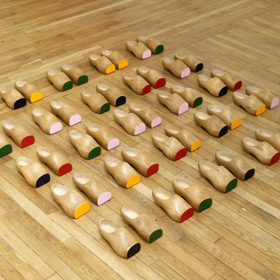 Kampagne_Premiere_Nicolas_Momein_Holzschuhe_aus_Holz_bemalt_2021-Botoù_koat