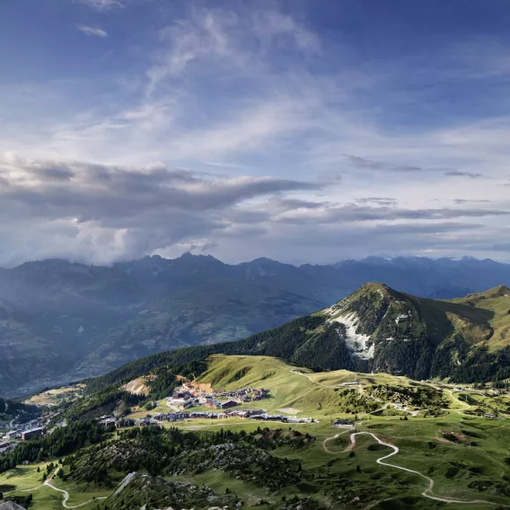 Panorama von La Plagne im Sommer