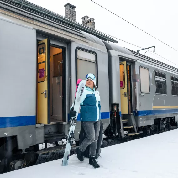 Bahnhof_Aime_and_train-BrendanLePeru