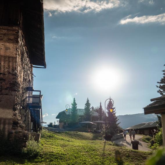 Blick auf das alte Dorf im Sommer