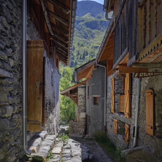 Typische Gasse Freiburger Dorf La Plagne
