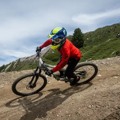 Ihre Kinder wollen zu Recht mit Downhill-Mountainbiking beginnen (der Beweis durch 4)