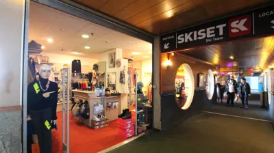 Skiset dans la galerie