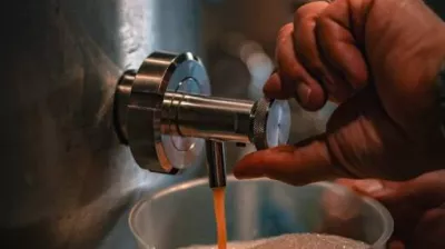 Prise d'échantillon de bière pendant la fermentation