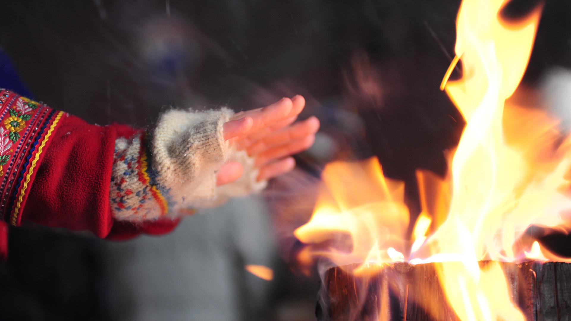 Wir wärmen uns am Feuer!