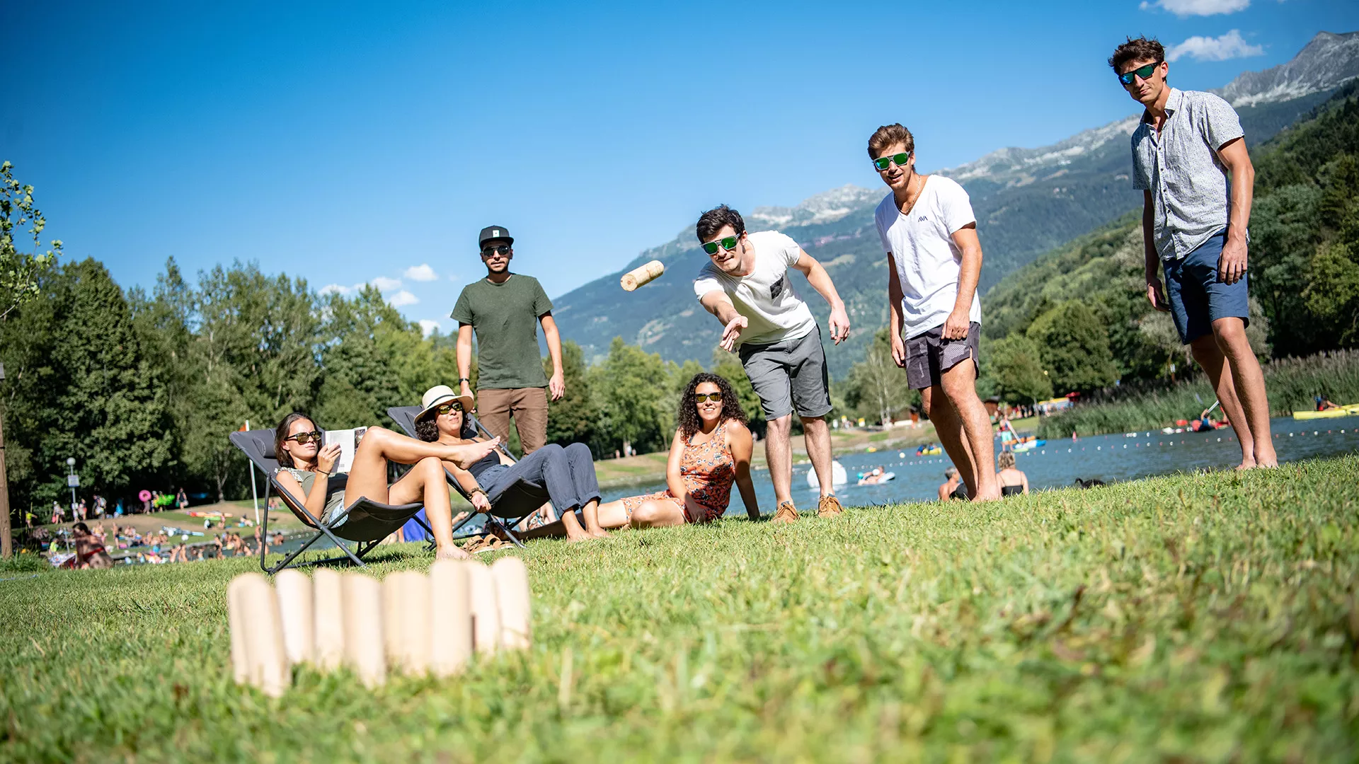 Molky mit Freunden am Ufer des Sees in La Plagne