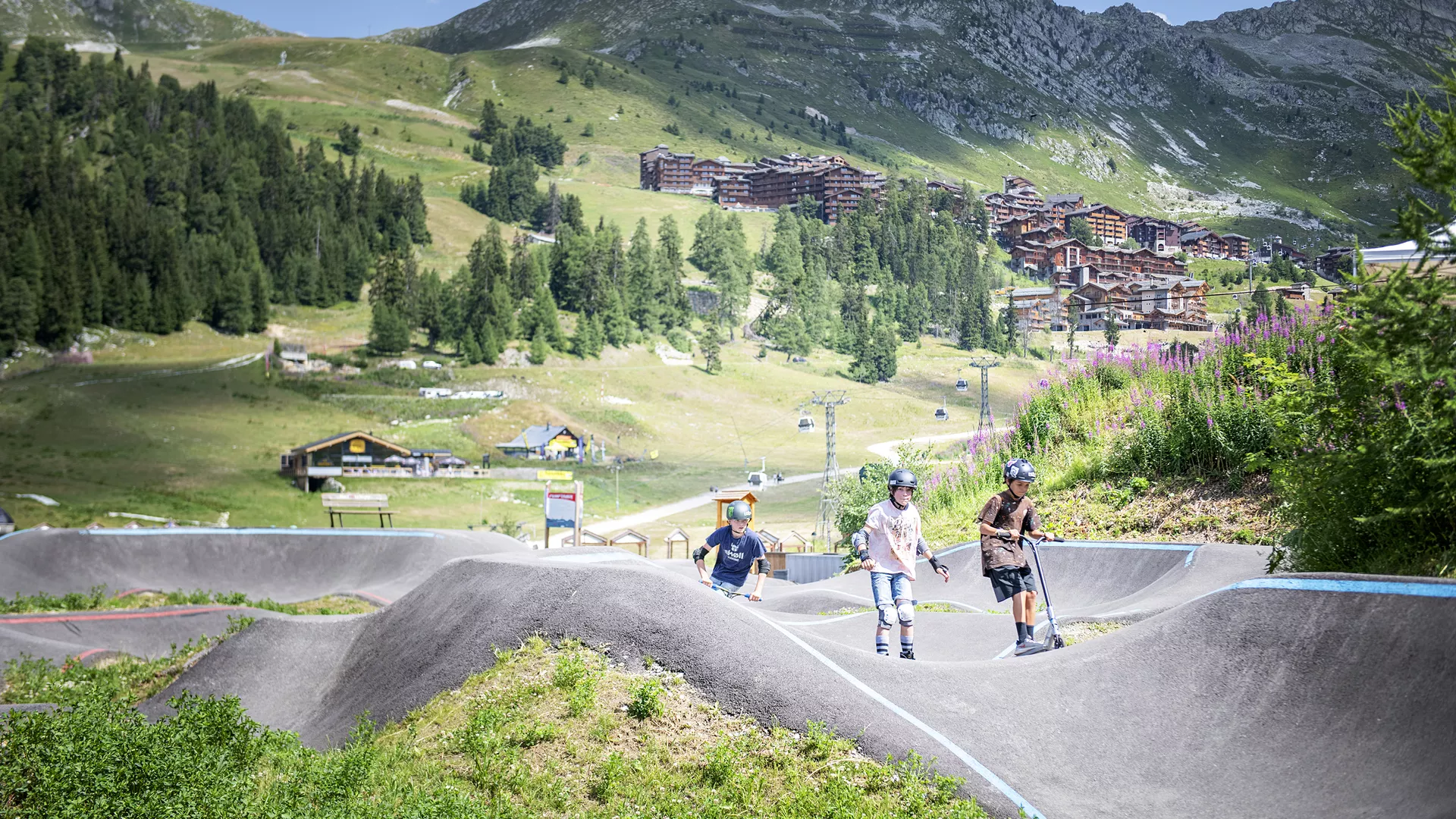 Kinder auf dem Pumptrack in La Plagne