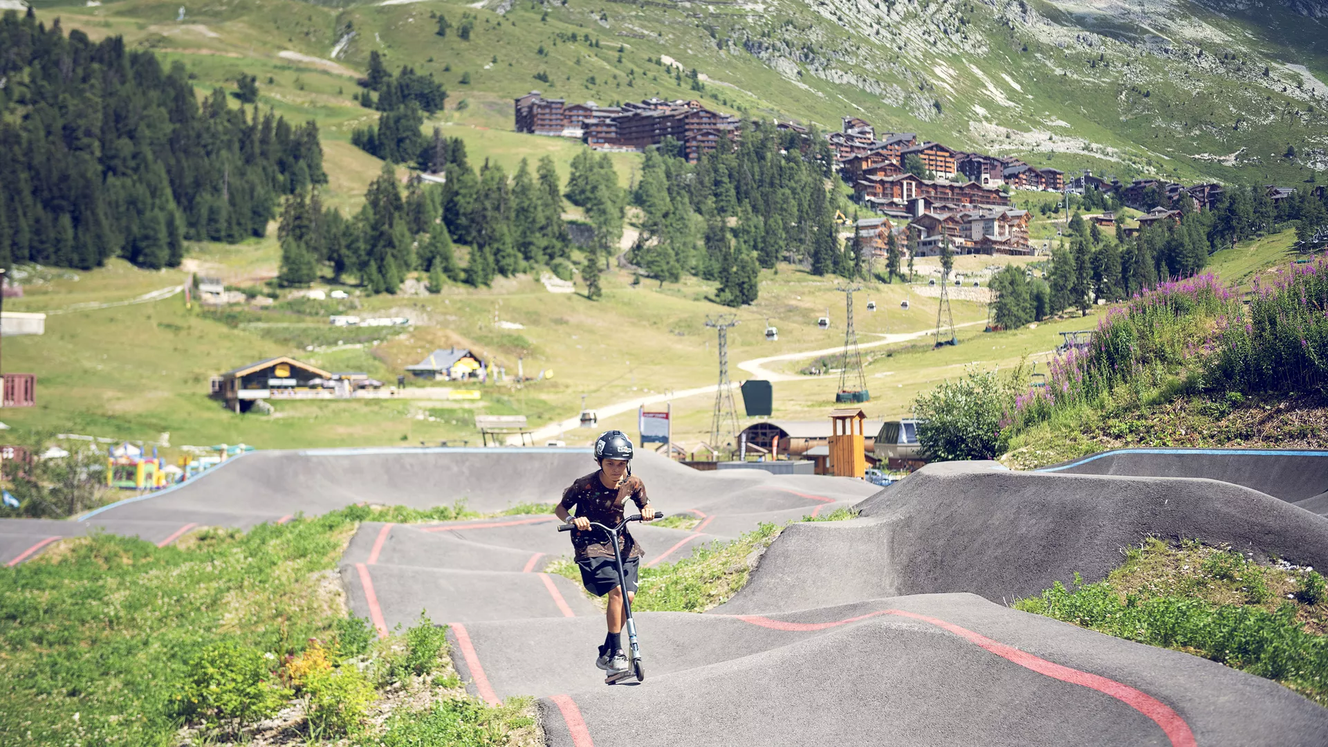 Trotinette auf dem Pumptrack in La Plagne