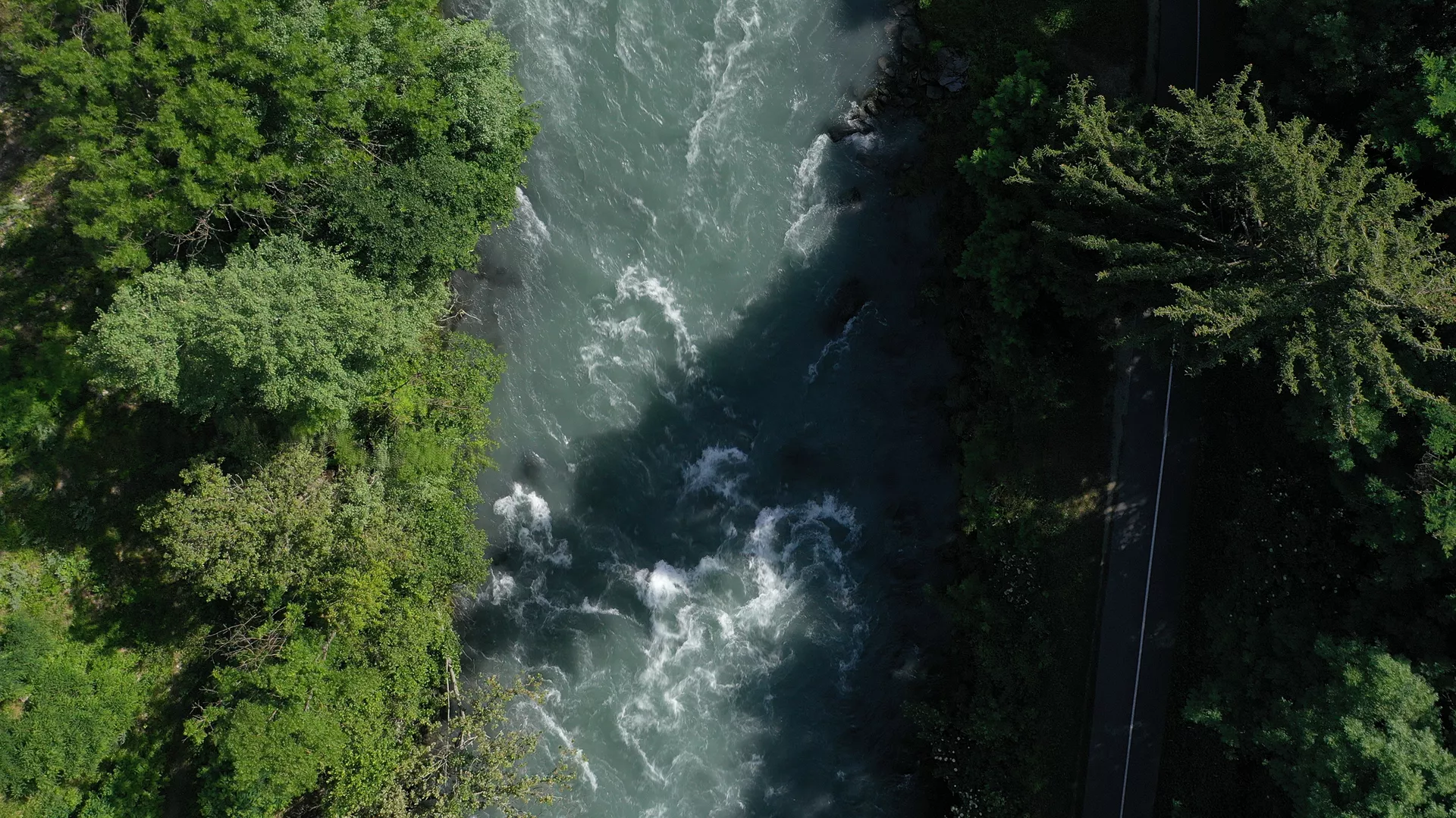 Grüner Weg Fahrrad am Ufer der Isère in La Plagne