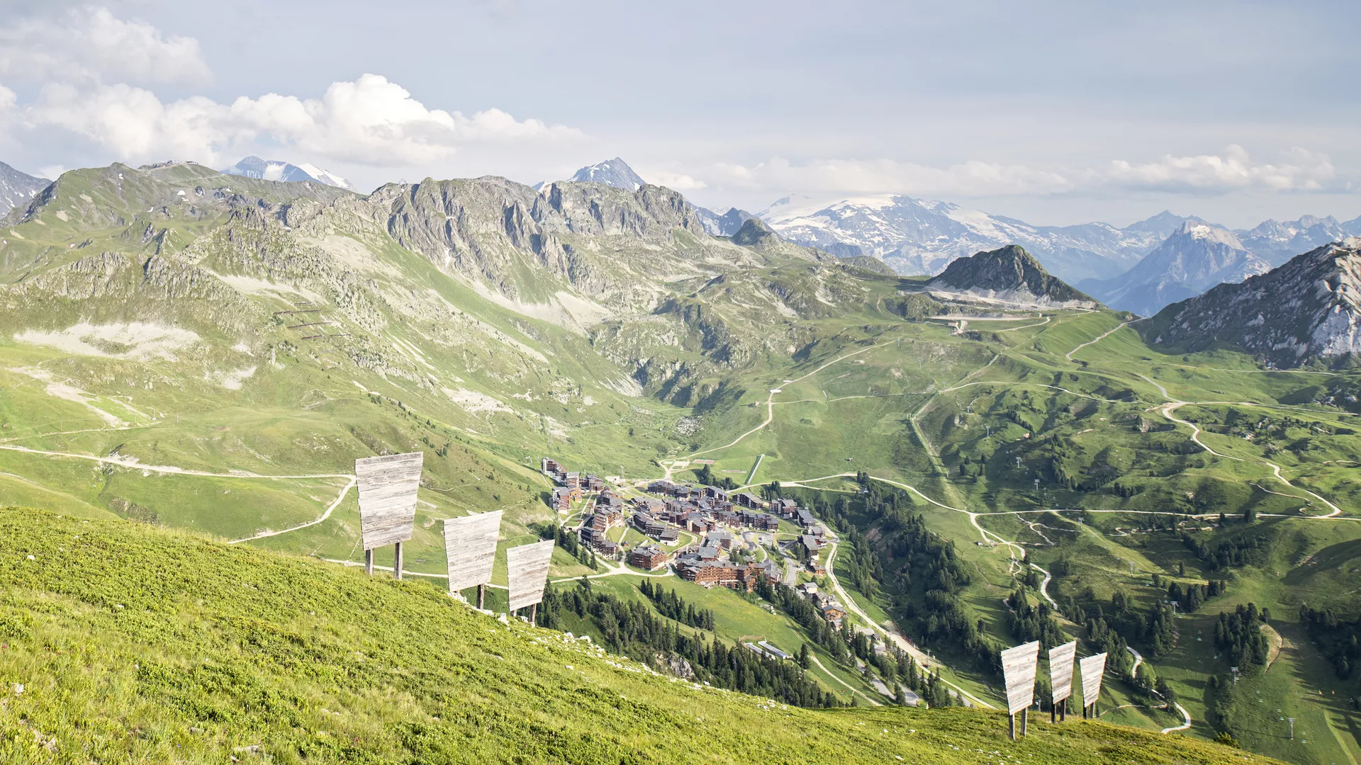 Panoramablick auf Belle Plagne im Sommer