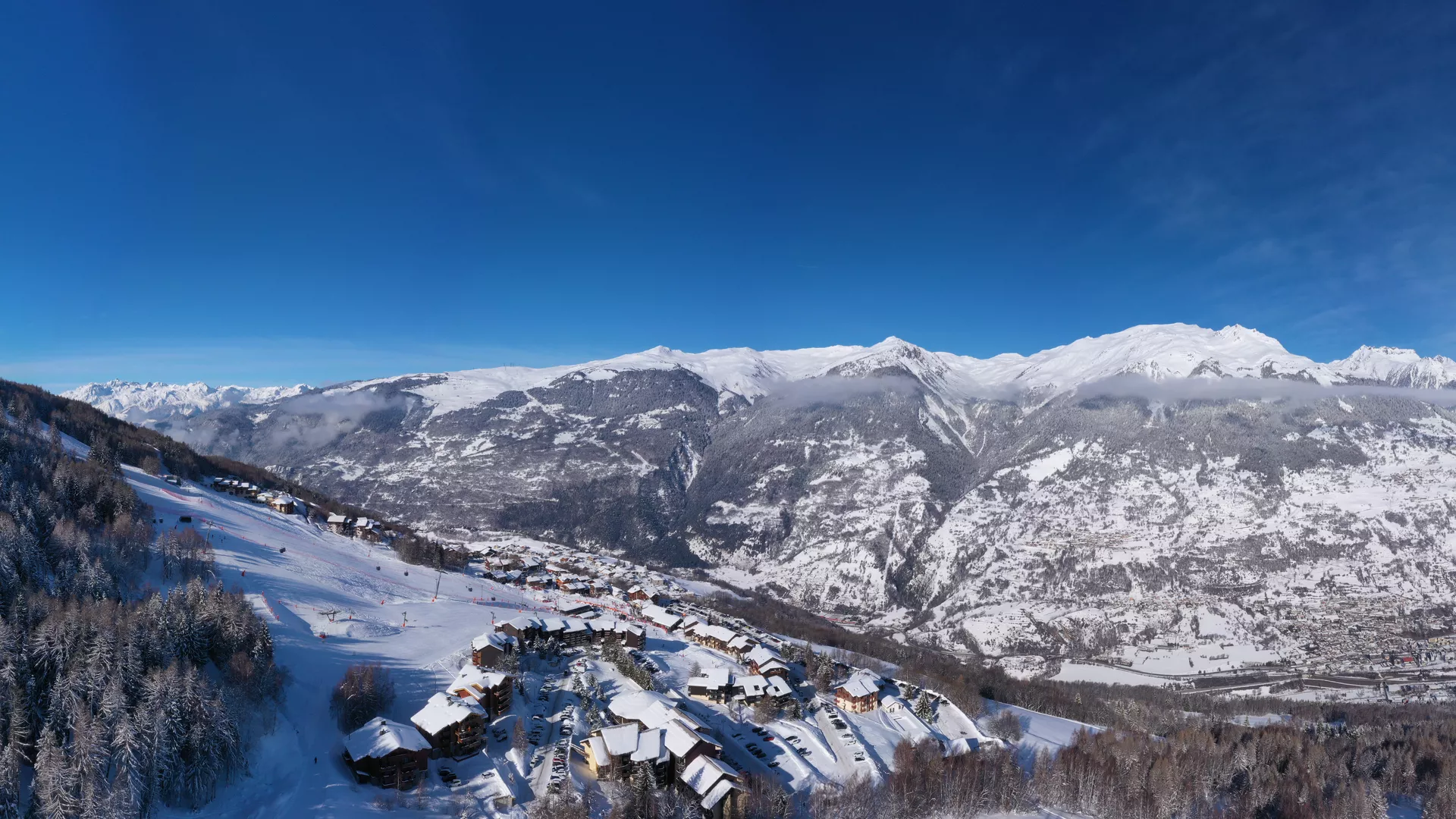 Drohnenansicht des Dorfes La Plagne Montalbert