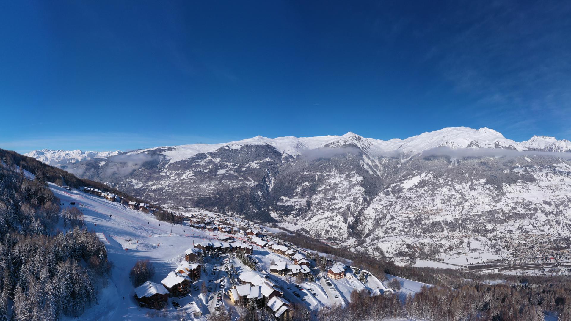 Drohnenansicht des Dorfes La Plagne Montalbert