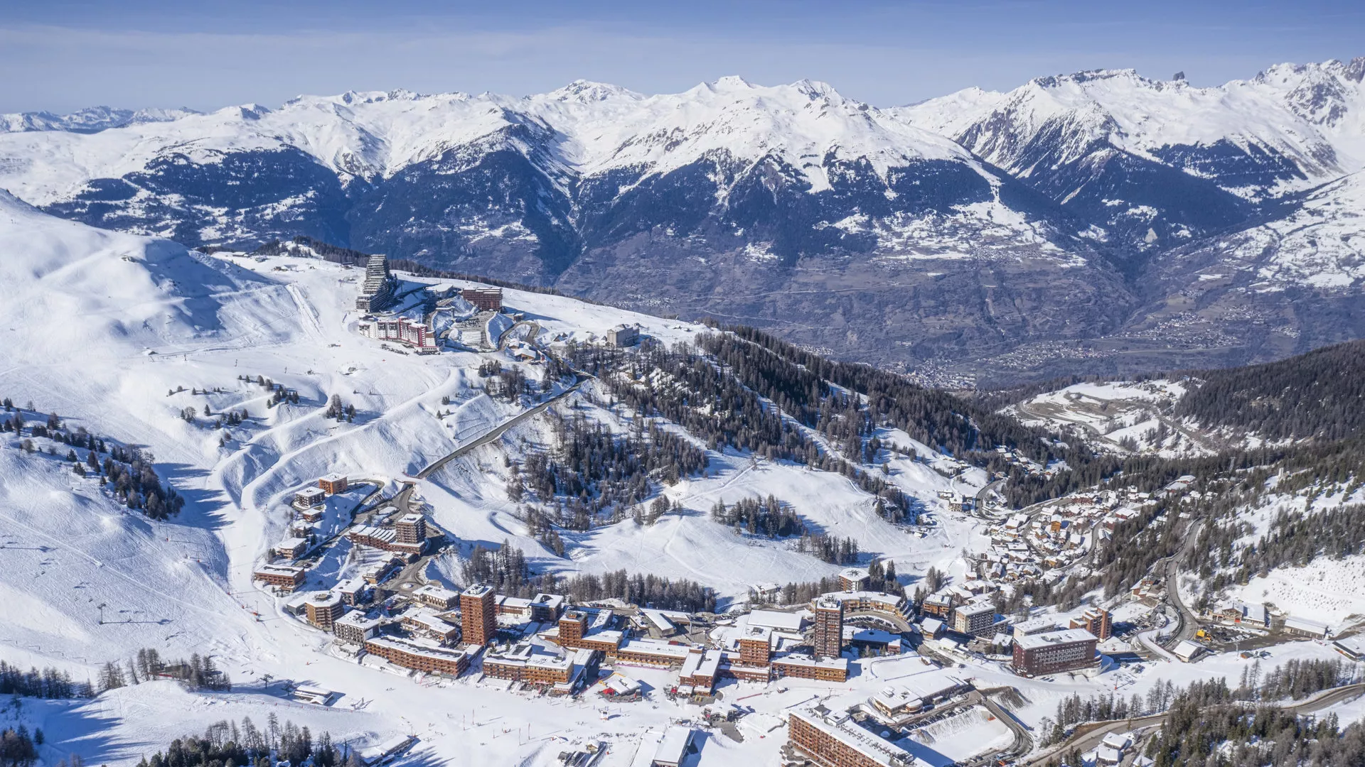 Plagne Zentrum mit Blick auf das Tal