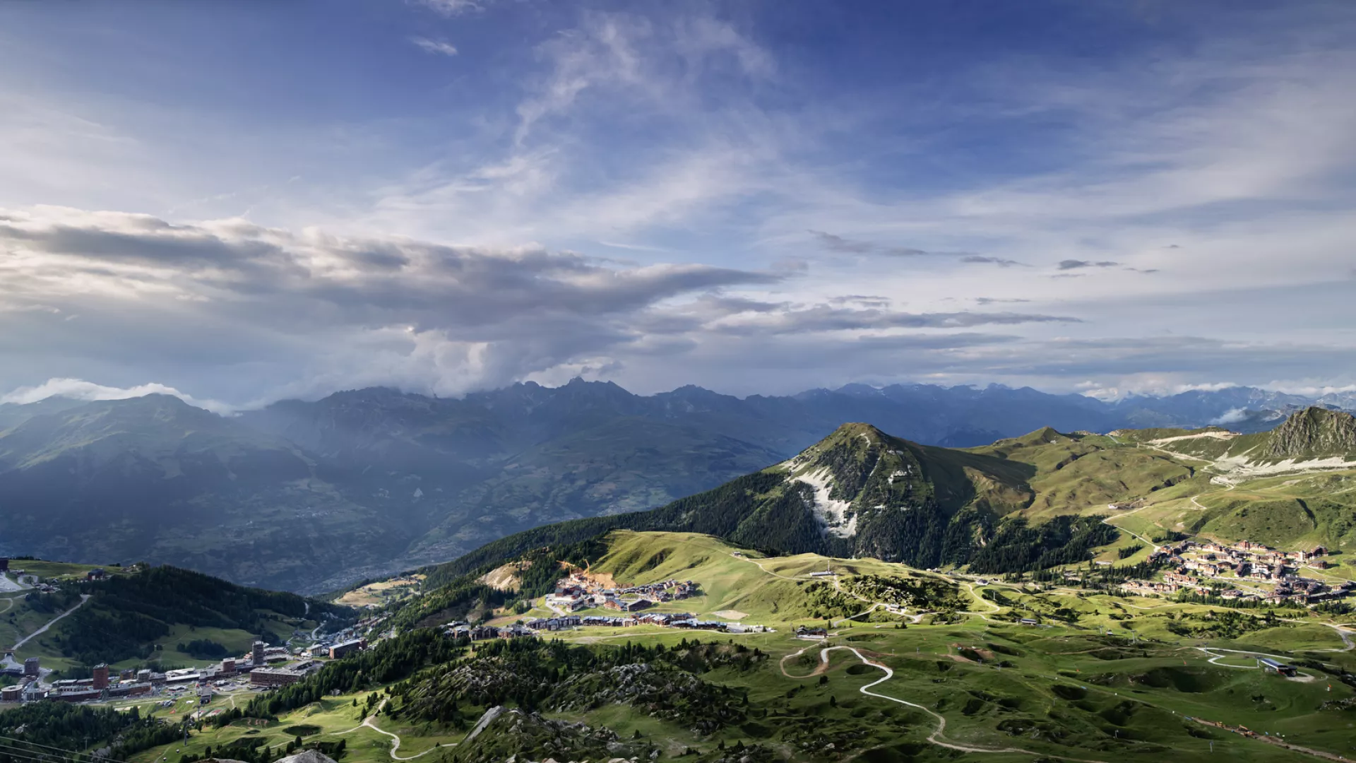 Panorama von La Plagne im Sommer