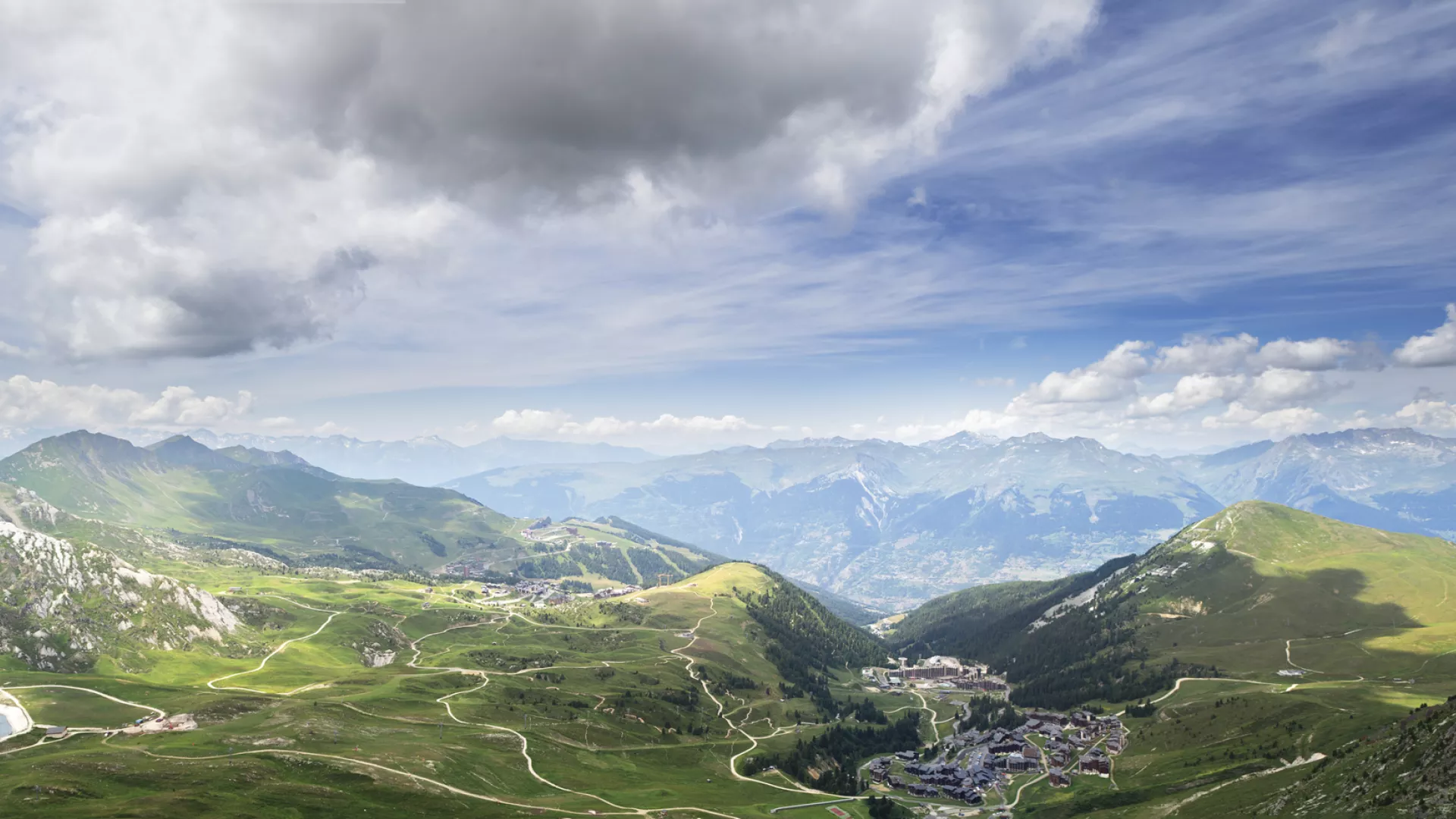 Panoramablick auf La Plagne im Sommer