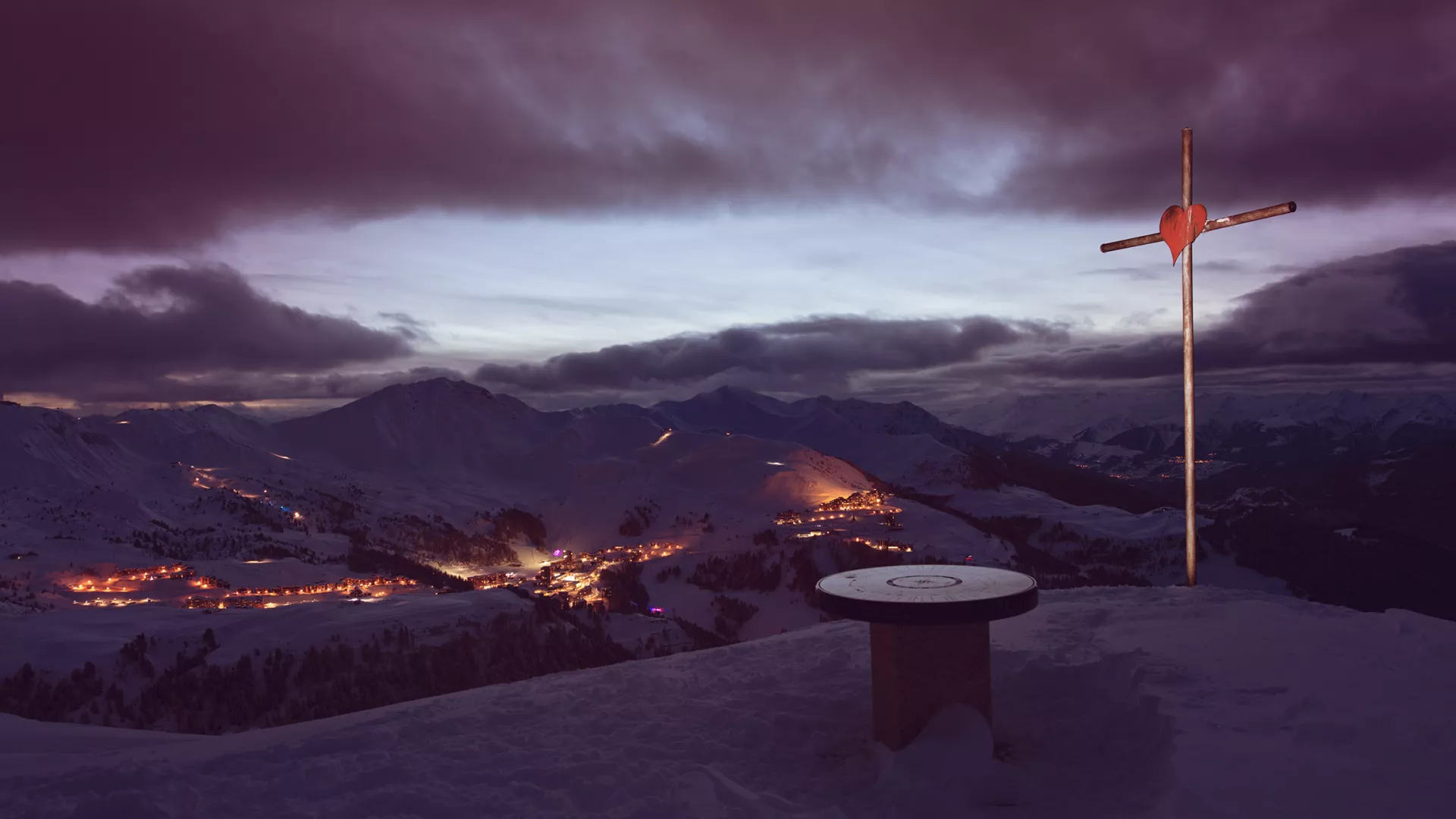 Panorama von La Plagne bei Nacht