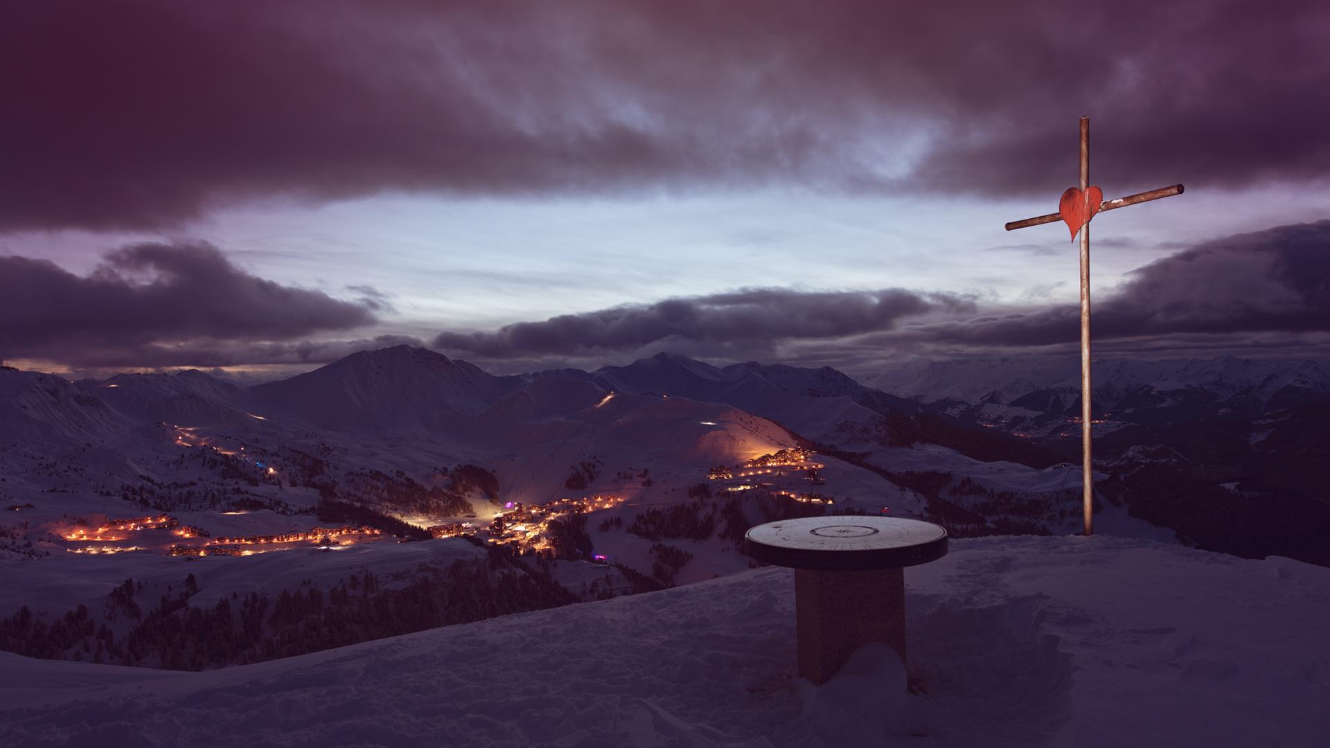 Panorama von La Plagne bei Nacht