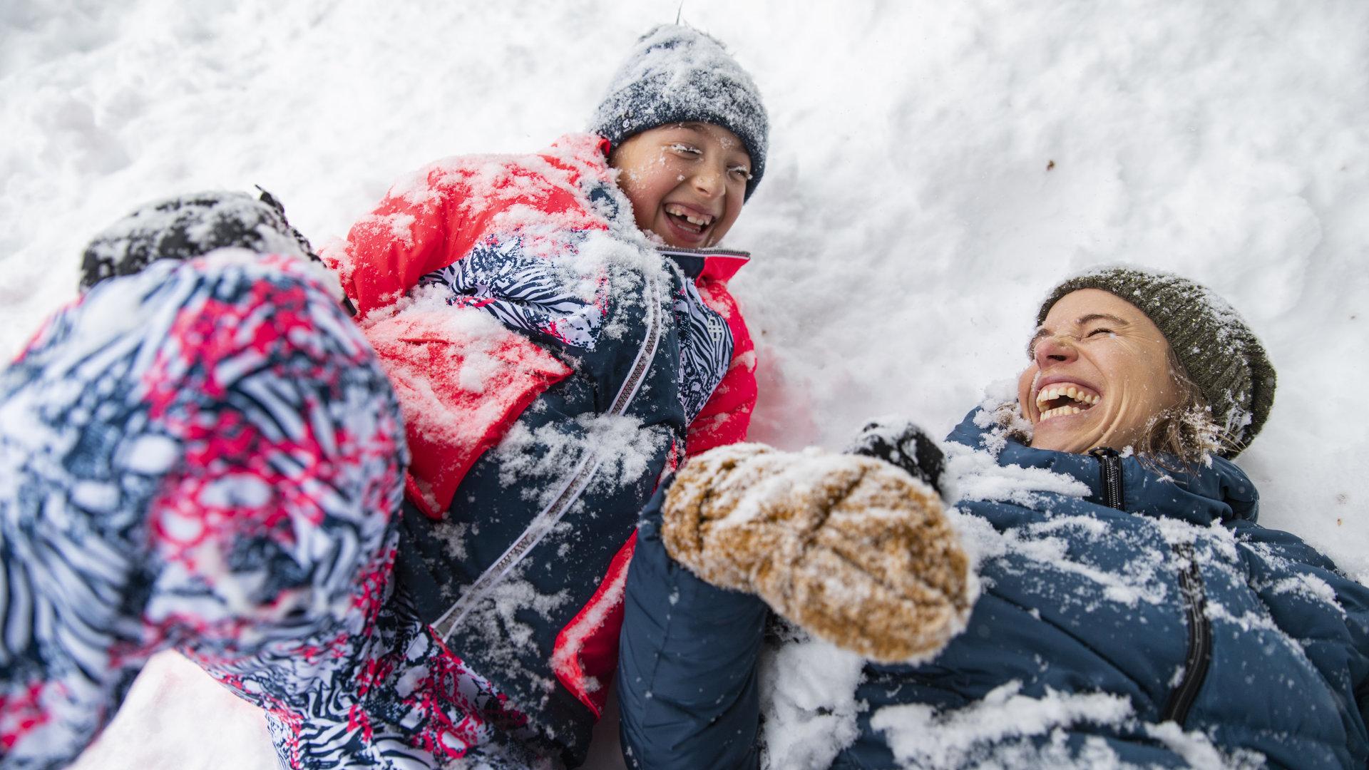 Spiel im Schnee mit der Familie